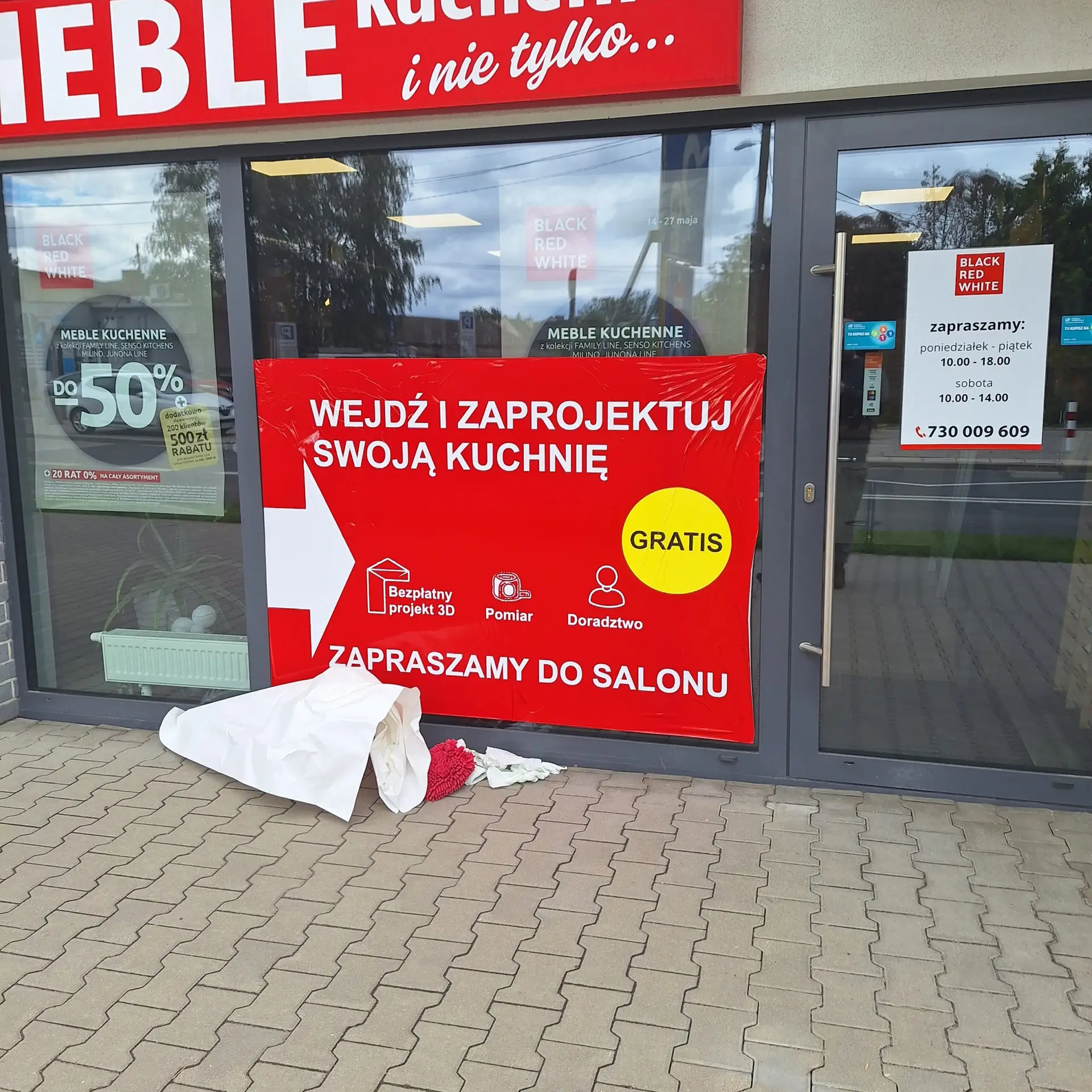 Usuwanie naklejki reklamowej z szyby witryny