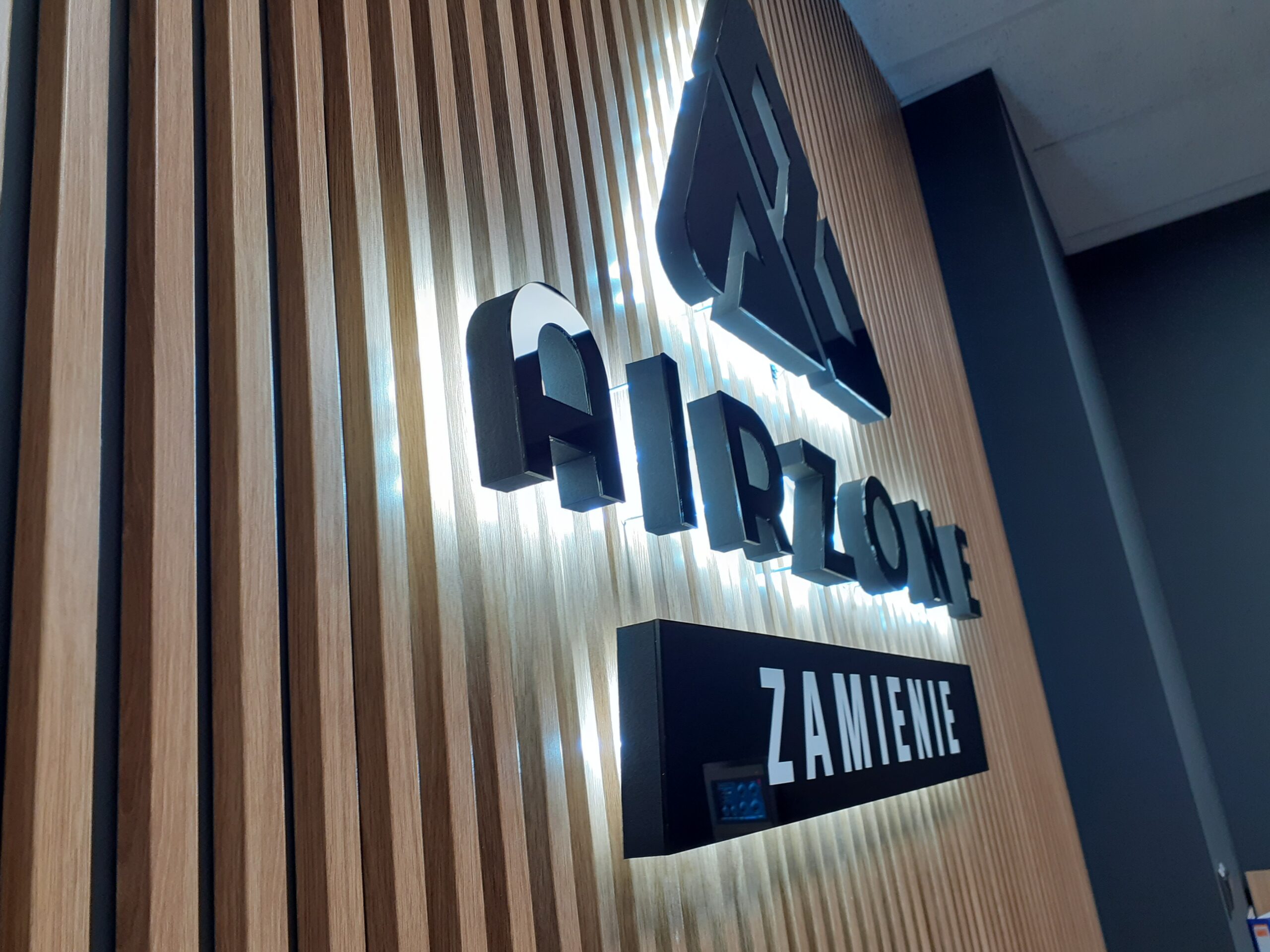 Litery przestrzenne Airzone z podświetleniem halo - realizacja Designpol