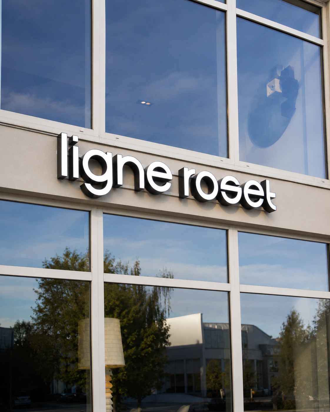 Litery przestrzenne Ligne Roset na budynku w dzień - realizacja Designpol