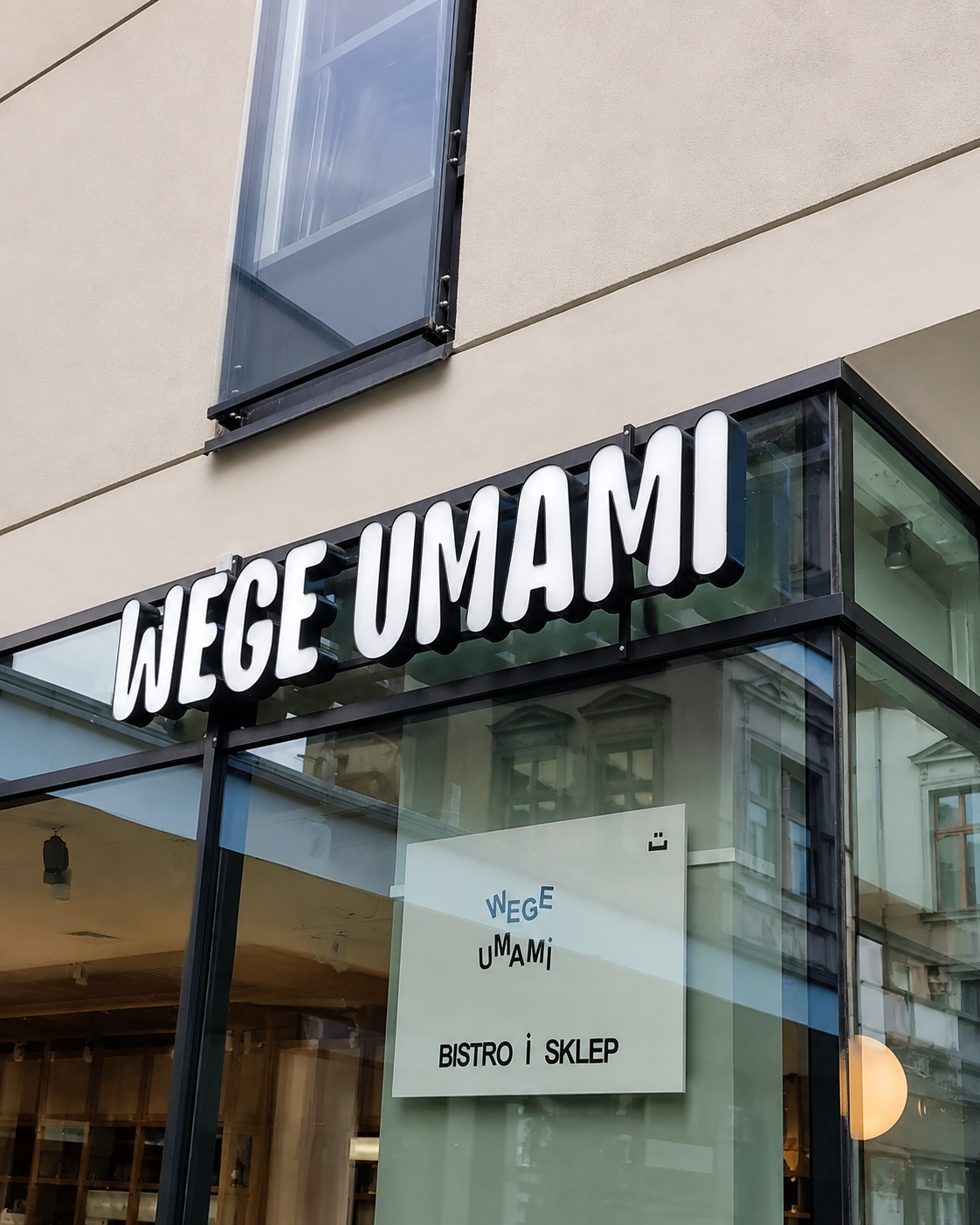 Podświetlane litery Wege Umami na lokalu po zmroku - realizacja Designpol
